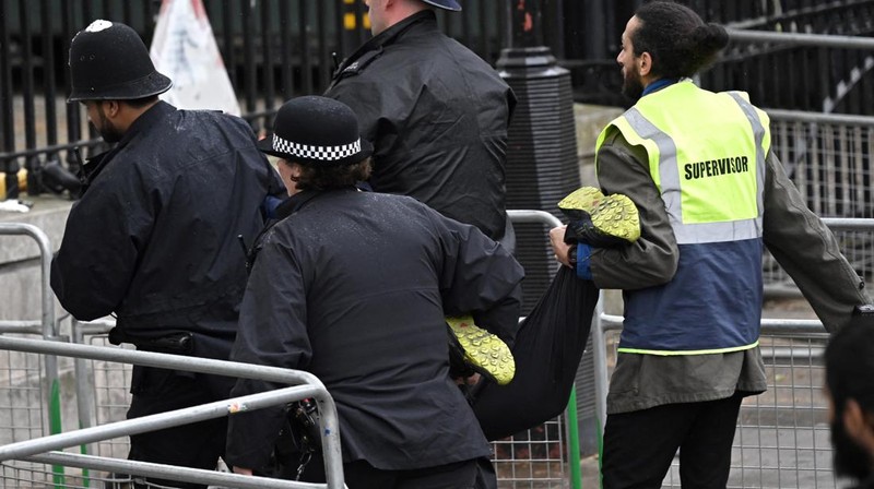 Polisi Inggris pada hari Sabtu (6/5) menangkap enam anggota terkemuka kelompok antimonarki, Republic ketika mereka bersiap untuk melakukan aksi protes di sepanjang rute prosesi penobatan Raja Charles III. (AFP via Getty Images/LOIC VENANCE)