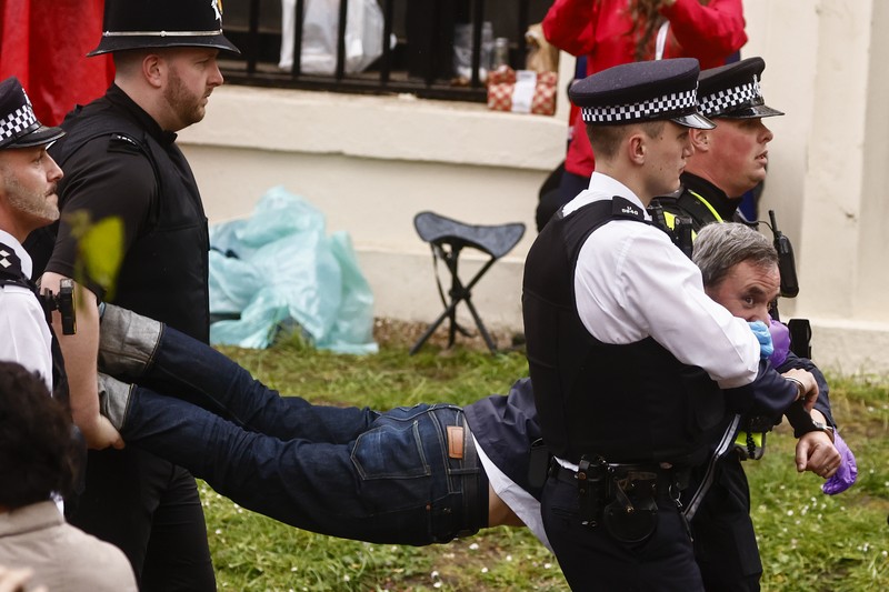 Polisi Inggris pada hari Sabtu (6/5) menangkap enam anggota terkemuka kelompok antimonarki, Republic ketika mereka bersiap untuk melakukan aksi protes di sepanjang rute prosesi penobatan Raja Charles III. (AFP via Getty Images/LOIC VENANCE) Polisi Inggris pada hari Sabtu (6/5) menangkap enam anggota terkemuka kelompok antimonarki, Republic ketika mereka bersiap untuk melakukan aksi protes di sepanjang rute prosesi penobatan Raja Charles III. (AFP via Getty Images/LOIC VENANCE)