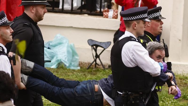 Polisi Inggris pada hari Sabtu (6/5) menangkap enam anggota terkemuka kelompok antimonarki, Republic ketika mereka bersiap untuk melakukan aksi protes di sepanjang rute prosesi penobatan Raja Charles III. (AFP via Getty Images/LOIC VENANCE)