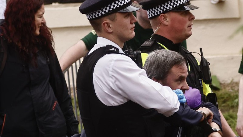 Polisi Inggris pada hari Sabtu (6/5) menangkap enam anggota terkemuka kelompok antimonarki, Republic ketika mereka bersiap untuk melakukan aksi protes di sepanjang rute prosesi penobatan Raja Charles III. (AFP via Getty Images/LOIC VENANCE)