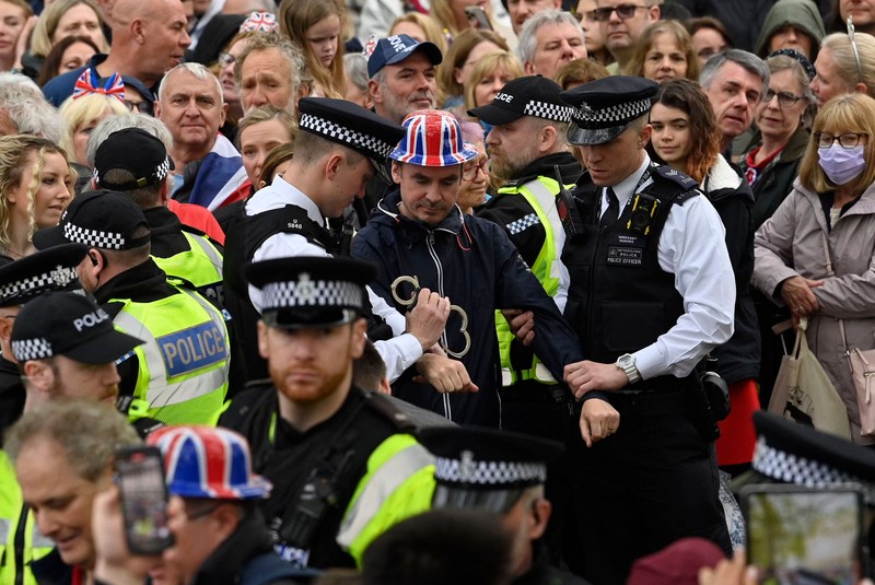 Polisi Inggris pada hari Sabtu (6/5) menangkap enam anggota terkemuka kelompok antimonarki, Republic ketika mereka bersiap untuk melakukan aksi protes di sepanjang rute prosesi penobatan Raja Charles III. (AFP via Getty Images/LOIC VENANCE) Polisi Inggris pada hari Sabtu (6/5) menangkap enam anggota terkemuka kelompok antimonarki, Republic ketika mereka bersiap untuk melakukan aksi protes di sepanjang rute prosesi penobatan Raja Charles III. (AFP via Getty Images/LOIC VENANCE)