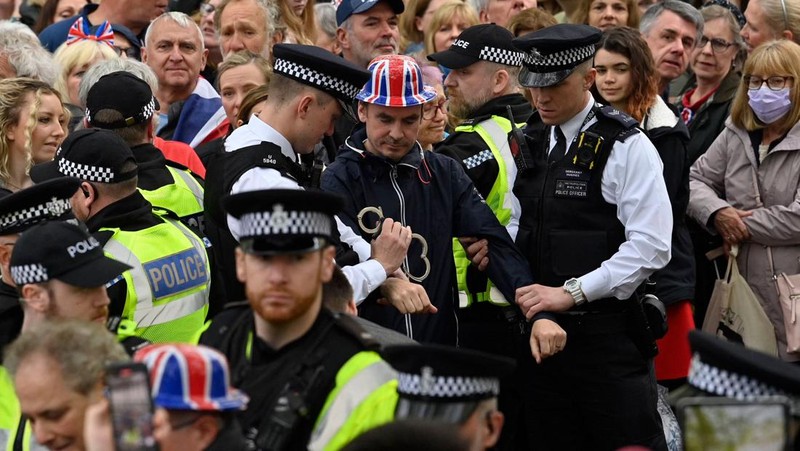 Polisi Inggris pada hari Sabtu (6/5) menangkap enam anggota terkemuka kelompok antimonarki, Republic ketika mereka bersiap untuk melakukan aksi protes di sepanjang rute prosesi penobatan Raja Charles III. (AFP via Getty Images/LOIC VENANCE)