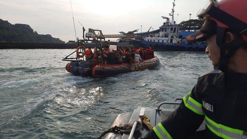 Kapal feri KMP Royce 1 terbakar di Laut Merak. (Tangkapan layar citizen journalism )