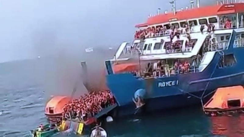Kapal feri KMP Royce 1 terbakar di Laut Merak. (Tangkapan layar citizen journalism ) Kapal feri KMP Royce 1 terbakar di Laut Merak. (Tangkapan layar citizen journalism )