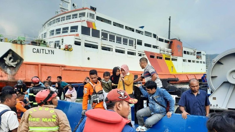 Kapal feri KMP Royce 1 terbakar di Laut Merak. (Tangkapan layar citizen journalism ) Kapal feri KMP Royce 1 terbakar di Laut Merak. (Tangkapan layar citizen journalism )