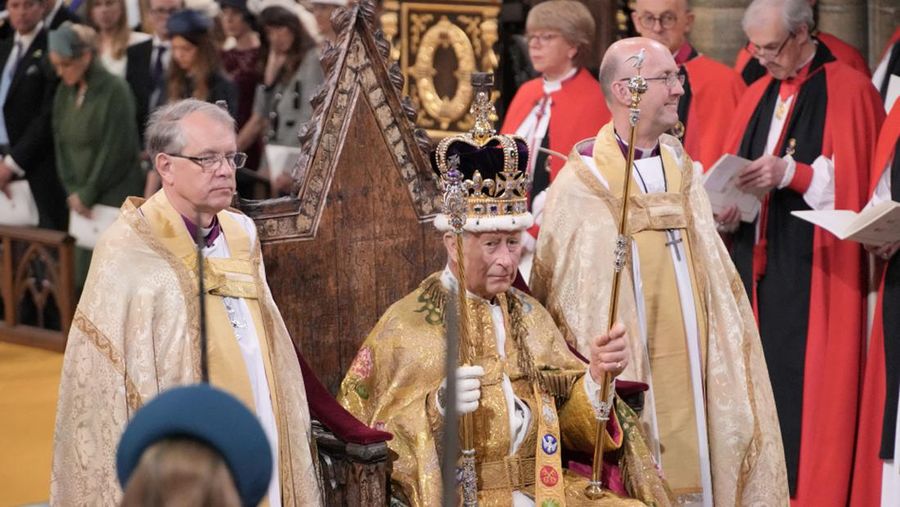 Prosesi penobatan Raja Charles III di Westmisnter Abbey, London, Inggris, Sabtu (6/5/2023). (REUTERS)