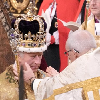 Sah! Begini Momen Raja Charles III Dimahkotai Saat Penobatan