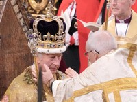 Sah! Begini Momen Raja Charles III Dimahkotai Saat Penobatan