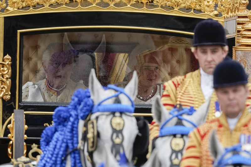Raja Charles III dan Putri Camilia berada di dalam kereta kuda menjelang penobatan di London, Inggris, Sabtu, (6/5/2023). Raja Charles III dan Putri Camilia berada di dalam kereta kuda menjelang penobatan di London, Inggris, Sabtu, (6/5/2023). (Christopher Furlong/Getty Images)