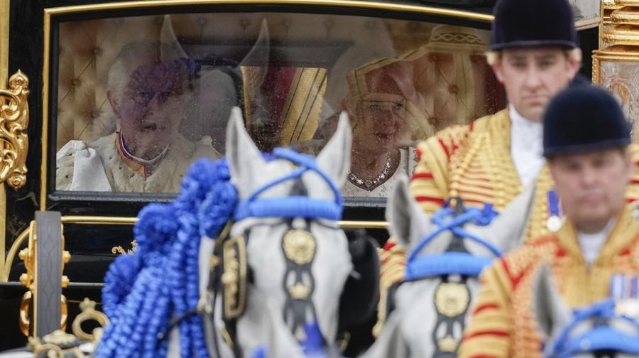 Raja Charles III dan Putri Camilia berada di dalam kereta kuda menjelang penobatan di London, Inggris, Sabtu, (6/5/2023). (Christopher Furlong/Getty Images)