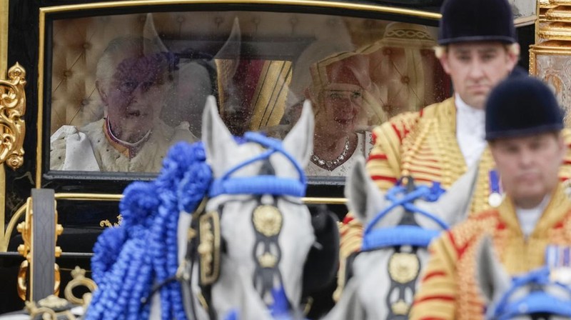 Raja Charles III dan Putri Camilia berada di dalam kereta kuda menjelang penobatan di London, Inggris, Sabtu, (6/5/2023). (Christopher Furlong/Getty Images)