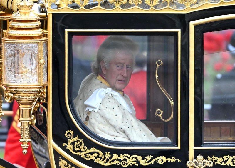 Raja Charles III dan Putri Camilia berada di dalam kereta kuda menjelang penobatan di London, Inggris, Sabtu, (6/5/2023). Raja Charles III dan Putri Camilia berada di dalam kereta kuda menjelang penobatan di London, Inggris, Sabtu, (6/5/2023). (Christopher Furlong/Getty Images)
