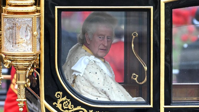 Raja Charles III dan Putri Camilia berada di dalam kereta kuda menjelang penobatan di London, Inggris, Sabtu, (6/5/2023). (Christopher Furlong/Getty Images)
