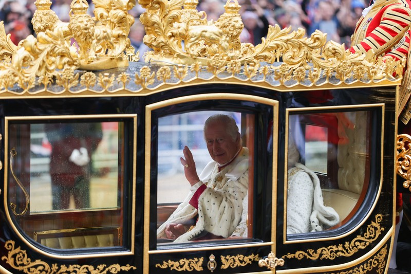 Raja Charles III dan Putri Camilia berada di dalam kereta kuda menjelang penobatan di London, Inggris, Sabtu, (6/5/2023). Raja Charles III dan Putri Camilia berada di dalam kereta kuda menjelang penobatan di London, Inggris, Sabtu, (6/5/2023). (Christopher Furlong/Getty Images)