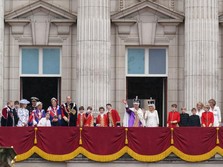 Ke Mana Pangeran Harry, Kok Tak Terlihat di Balkon Istana?