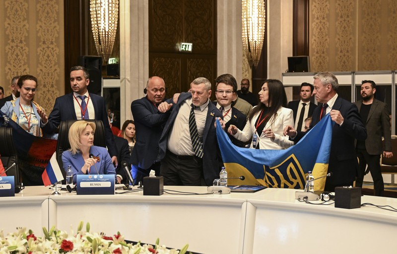 Seorang delegasi Ukraina menonjok seorang pejabat Rusia di bagian wajah dalam pertemuan negara-negara Laut Hitam yang digelar di Ankara, Turki. (Anadolu Agency via Getty Images) Seorang delegasi Ukraina menonjok seorang pejabat Rusia di bagian wajah dalam pertemuan negara-negara Laut Hitam yang digelar di Ankara, Turki. (Anadolu Agency via Getty Images)