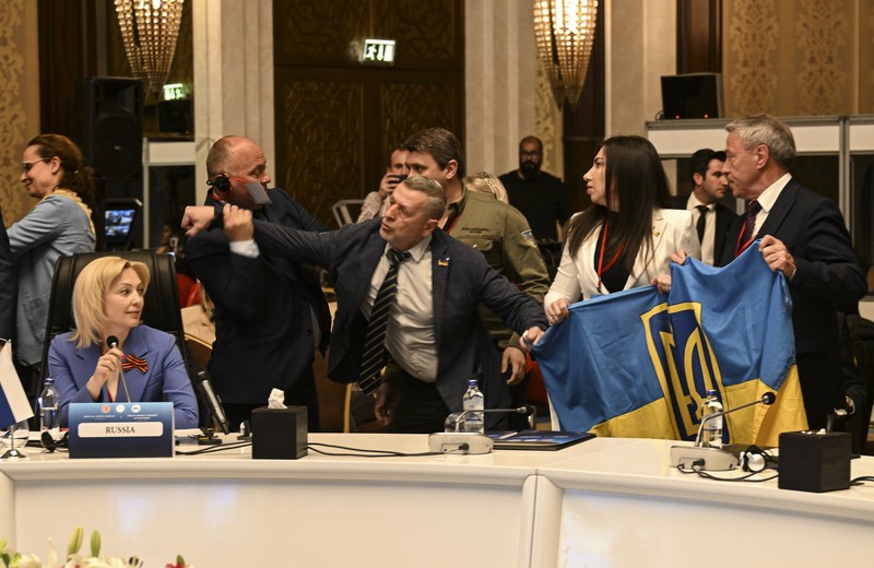 Seorang delegasi Ukraina menonjok seorang pejabat Rusia di bagian wajah dalam pertemuan negara-negara Laut Hitam yang digelar di Ankara, Turki. (Anadolu Agency via Getty Images) Seorang delegasi Ukraina menonjok seorang pejabat Rusia di bagian wajah dalam pertemuan negara-negara Laut Hitam yang digelar di Ankara, Turki. (Anadolu Agency via Getty Images)