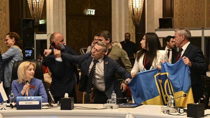 Seorang delegasi Ukraina menonjok seorang pejabat Rusia di bagian wajah dalam pertemuan negara-negara Laut Hitam yang digelar di Ankara, Turki. (Anadolu Agency via Getty Images)