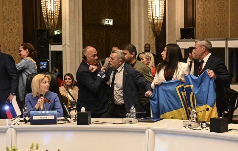 Seorang delegasi Ukraina menonjok seorang pejabat Rusia di bagian wajah dalam pertemuan negara-negara Laut Hitam yang digelar di Ankara, Turki. (Anadolu Agency via Getty Images) Seorang delegasi Ukraina menonjok seorang pejabat Rusia di bagian wajah dalam pertemuan negara-negara Laut Hitam yang digelar di Ankara, Turki. (Anadolu Agency via Getty Images)