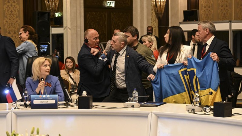 Seorang delegasi Ukraina menonjok seorang pejabat Rusia di bagian wajah dalam pertemuan negara-negara Laut Hitam yang digelar di Ankara, Turki. (Anadolu Agency via Getty Images)