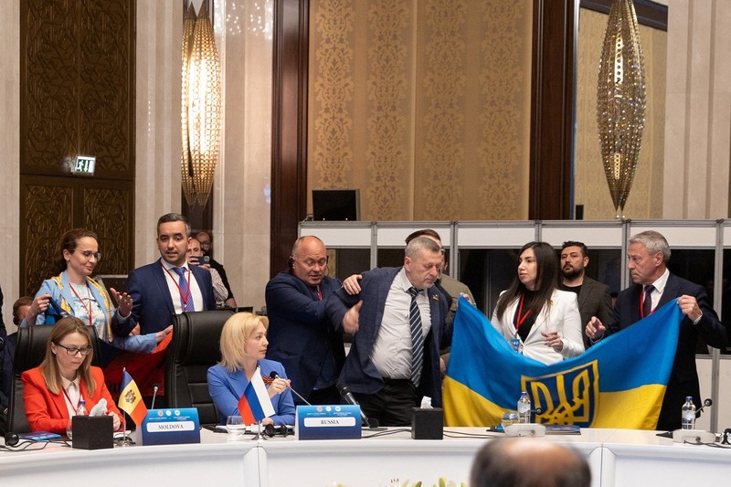 Seorang delegasi Ukraina menonjok seorang pejabat Rusia di bagian wajah dalam pertemuan negara-negara Laut Hitam yang digelar di Ankara, Turki. (Anadolu Agency via Getty Images) Seorang delegasi Ukraina menonjok seorang pejabat Rusia di bagian wajah dalam pertemuan negara-negara Laut Hitam yang digelar di Ankara, Turki. (Anadolu Agency via Getty Images)