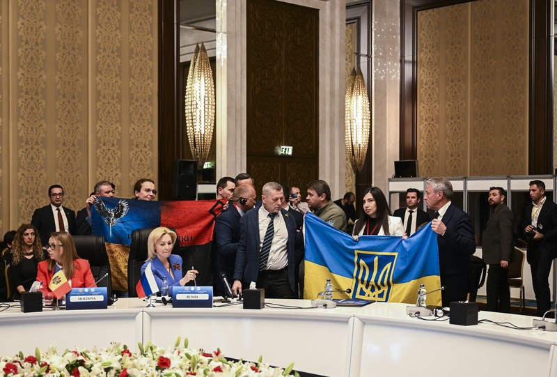 Seorang delegasi Ukraina menonjok seorang pejabat Rusia di bagian wajah dalam pertemuan negara-negara Laut Hitam yang digelar di Ankara, Turki. (Anadolu Agency via Getty Images) Seorang delegasi Ukraina menonjok seorang pejabat Rusia di bagian wajah dalam pertemuan negara-negara Laut Hitam yang digelar di Ankara, Turki. (Anadolu Agency via Getty Images)