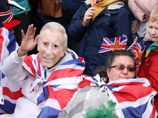 Penduduk Dunia Padati London Saksikan Penobatan Raja Charles