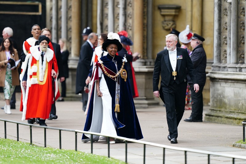 Warga saat menghadiri penobatan Raja Charles III dan Ratu Camilia dari luar Westminster Abbey, London, Inggri, Sabtu (6/5/20023). (REUTERS