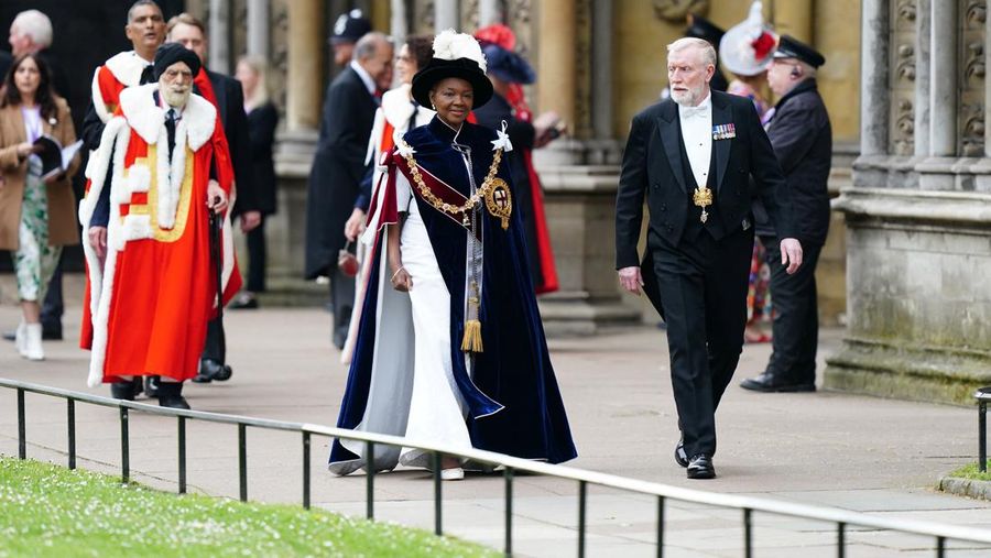 Warga saat menghadiri penobatan Raja Charles III dan Ratu Camilia dari luar Westminster Abbey, London, Inggri, Sabtu (6/5/20023). (REUTERS