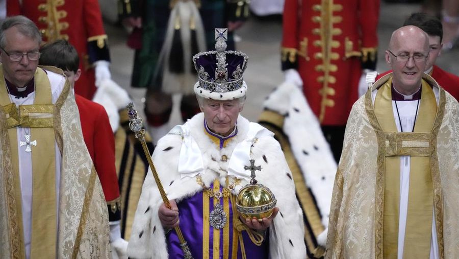 Raja Charles III usai menjalani prosesi penobatan di Westmintes Abbey, London, Inggris, Sabtu (6/5/2023). (Kirsty Wigglesworth - WPA Pool/Getty Images))