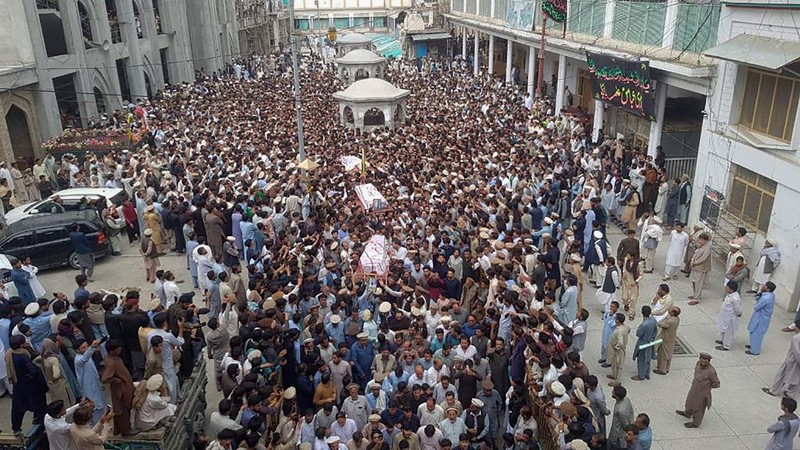 Penembakan di sebuah sekolah di barat laut Pakistan. Insiden ini menyusul serangan terpisah di mana seorang guru lainnya ditembak mati. (AFP via Getty Images/ALI AFZAL)