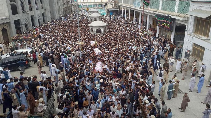 Penembakan di sebuah sekolah di barat laut Pakistan. Insiden ini menyusul serangan terpisah di mana seorang guru lainnya ditembak mati. (AFP via Getty Images/ALI AFZAL)