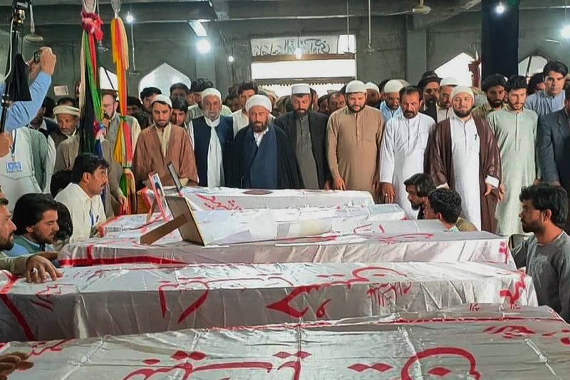 Penembakan di sebuah sekolah di barat laut Pakistan. Insiden ini menyusul serangan terpisah di mana seorang guru lainnya ditembak mati. (AFP via Getty Images/ALI AFZAL) Penembakan di sebuah sekolah di barat laut Pakistan. Insiden ini menyusul serangan terpisah di mana seorang guru lainnya ditembak mati. (AFP via Getty Images/ALI AFZAL)