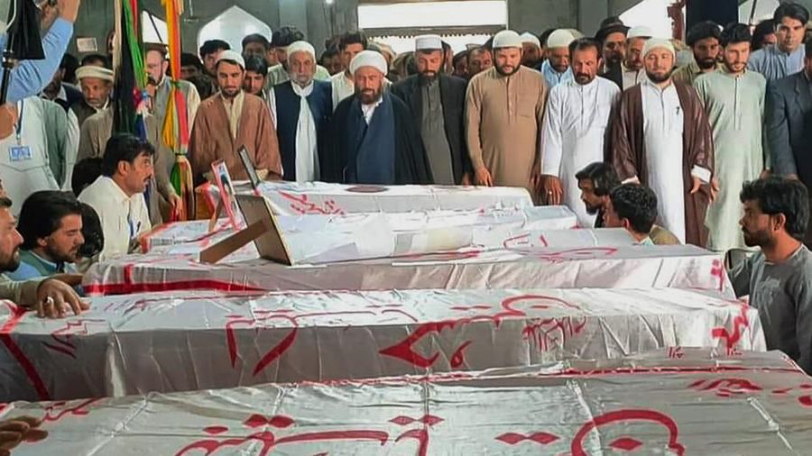 Penembakan di sebuah sekolah di barat laut Pakistan. Insiden ini menyusul serangan terpisah di mana seorang guru lainnya ditembak mati. (AFP via Getty Images/ALI AFZAL)