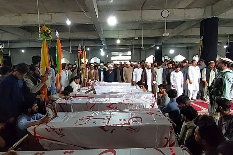 Penembakan di sebuah sekolah di barat laut Pakistan. Insiden ini menyusul serangan terpisah di mana seorang guru lainnya ditembak mati. (AFP via Getty Images/ALI AFZAL)