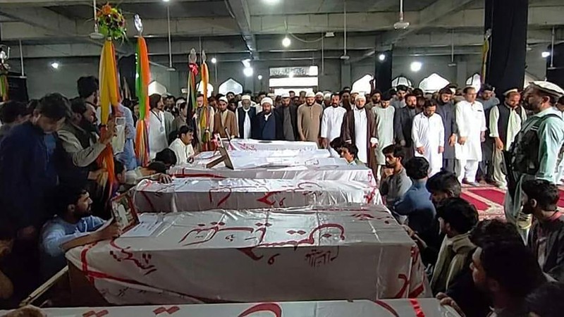 Penembakan di sebuah sekolah di barat laut Pakistan. Insiden ini menyusul serangan terpisah di mana seorang guru lainnya ditembak mati. (AFP via Getty Images/ALI AFZAL)