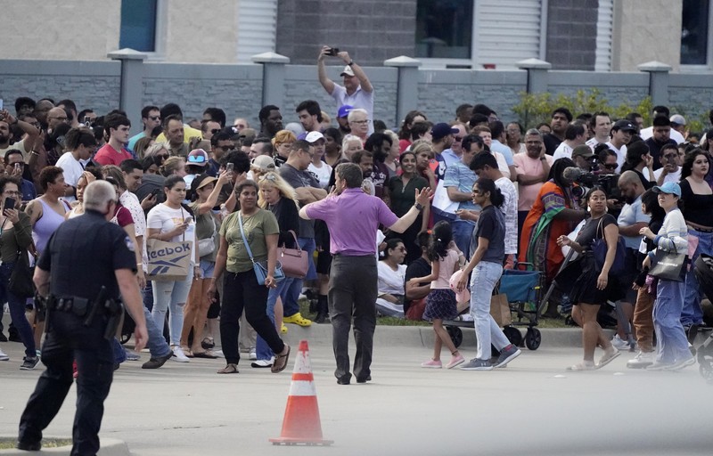 Pihak berwenang mengonfirmasi data kematian dari penembakan massal di mal dekat Dallas, Texas, AS pada Sabtu (6/5) malam. (AP/LM Otero) Pihak berwenang mengonfirmasi data kematian dari penembakan massal di mal dekat Dallas, Texas, AS pada Sabtu (6/5) malam. (AP/LM Otero)