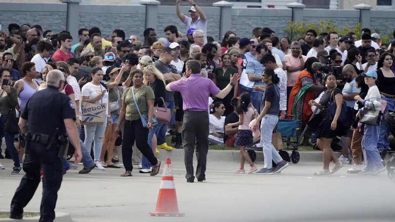 Pihak berwenang mengonfirmasi data kematian dari penembakan massal di mal dekat Dallas, Texas, AS pada Sabtu (6/5) malam. (AP/LM Otero)