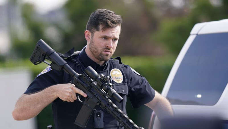 Pihak berwenang mengonfirmasi data kematian dari penembakan massal di mal dekat Dallas, Texas, AS pada Sabtu (6/5) malam. (AP/LM Otero)