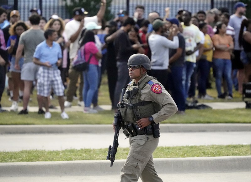 Pihak berwenang mengonfirmasi data kematian dari penembakan massal di mal dekat Dallas, Texas, AS pada Sabtu (6/5) malam. (AP/LM Otero) Pihak berwenang mengonfirmasi data kematian dari penembakan massal di mal dekat Dallas, Texas, AS pada Sabtu (6/5) malam. (AP/LM Otero)
