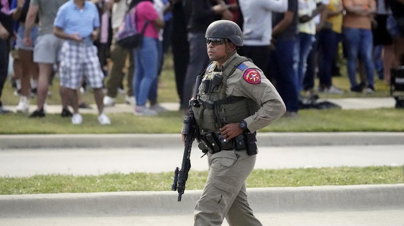 Pihak berwenang mengonfirmasi data kematian dari penembakan massal di mal dekat Dallas, Texas, AS pada Sabtu (6/5) malam. (AP/LM Otero)