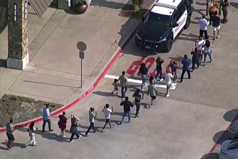 Pihak berwenang mengonfirmasi data kematian dari penembakan massal di mal dekat Dallas, Texas, AS pada Sabtu (6/5) malam. (AP/LM Otero) Pihak berwenang mengonfirmasi data kematian dari penembakan massal di mal dekat Dallas, Texas, AS pada Sabtu (6/5) malam. (AP/LM Otero)