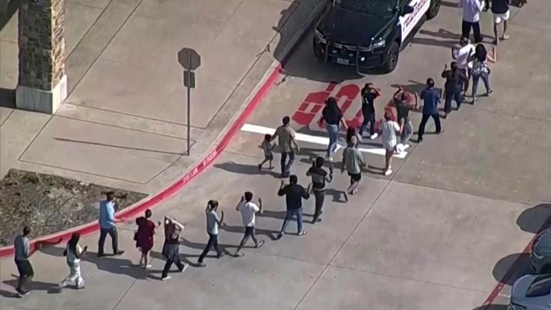 Pihak berwenang mengonfirmasi data kematian dari penembakan massal di mal dekat Dallas, Texas, AS pada Sabtu (6/5) malam. (AP/LM Otero)