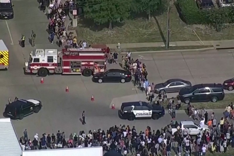 Pihak berwenang mengonfirmasi data kematian dari penembakan massal di mal dekat Dallas, Texas, AS pada Sabtu (6/5) malam. (AP/LM Otero)