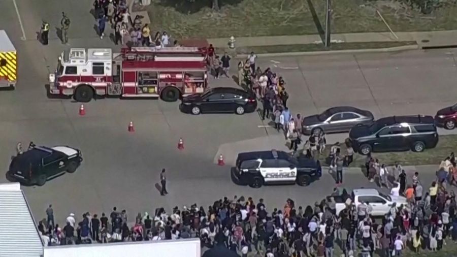 Pihak berwenang mengonfirmasi data kematian dari penembakan massal di mal dekat Dallas, Texas, AS pada Sabtu (6/5) malam. (AP/LM Otero)