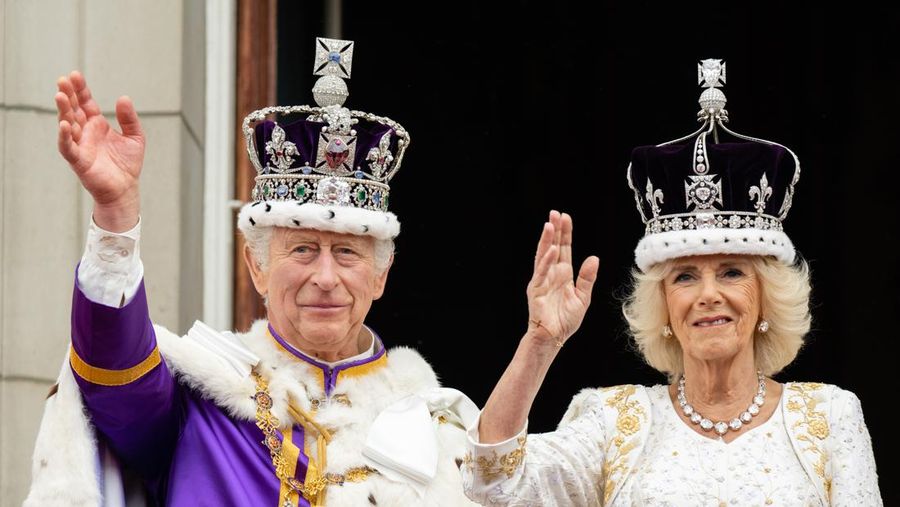 Raja Charles II dan Ratu Camilia usai menjalani prosesi penotbatan di London, INggris (6/5/2023). (Samir Hussein/WireImage)