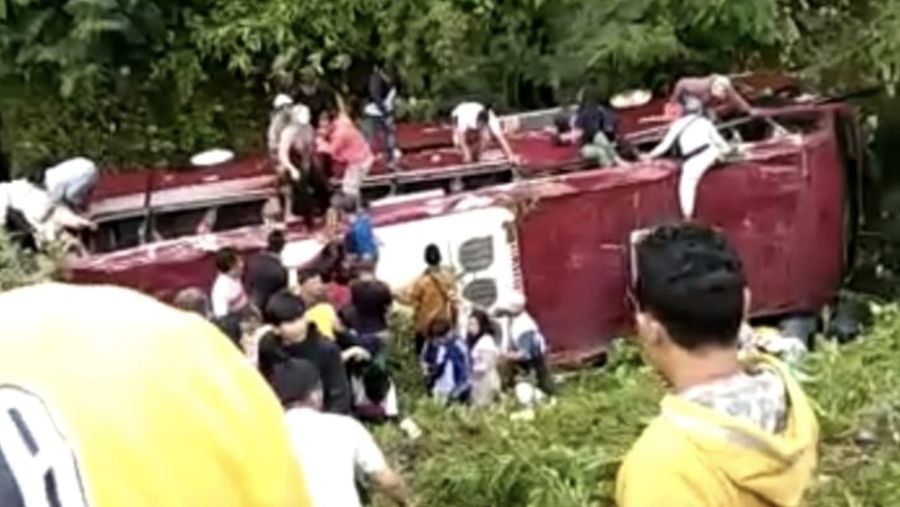 Sebuah bus masuk jurang di kawasan wisata Guci, Tegal, Minggu (7/5/2023). (Tangkapan layar)