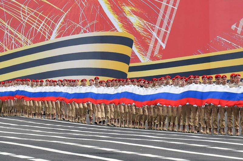 Anggota Gerakan Pemuda Patriotik Rusia Yunarmiya memegang bendera nasional raksasa di Lapangan Dvortsovaya (Istana) selama gladi bersih parade Hari Kemenangan di Saint Petersburg pada 7 Mei 2023. Anggota Gerakan Pemuda Patriotik Rusia Yunarmiya memegang bendera nasional raksasa di Lapangan Dvortsovaya (Istana) selama gladi bersih parade Hari Kemenangan di Saint Petersburg pada 7 Mei 2023. - Rusia akan merayakan peringatan 78 tahun kemenangan tahun 1945 atas Nazi Jerman pada 9 Mei. (OLGA MALTSEVA/AFP via Getty Images)