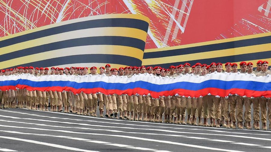 Anggota Gerakan Pemuda Patriotik Rusia Yunarmiya memegang bendera nasional raksasa di Lapangan Dvortsovaya (Istana) selama gladi bersih parade Hari Kemenangan di Saint Petersburg pada 7 Mei 2023. - Rusia akan merayakan peringatan 78 tahun kemenangan tahun 1945 atas Nazi Jerman pada 9 Mei. (OLGA MALTSEVA/AFP via Getty Images)