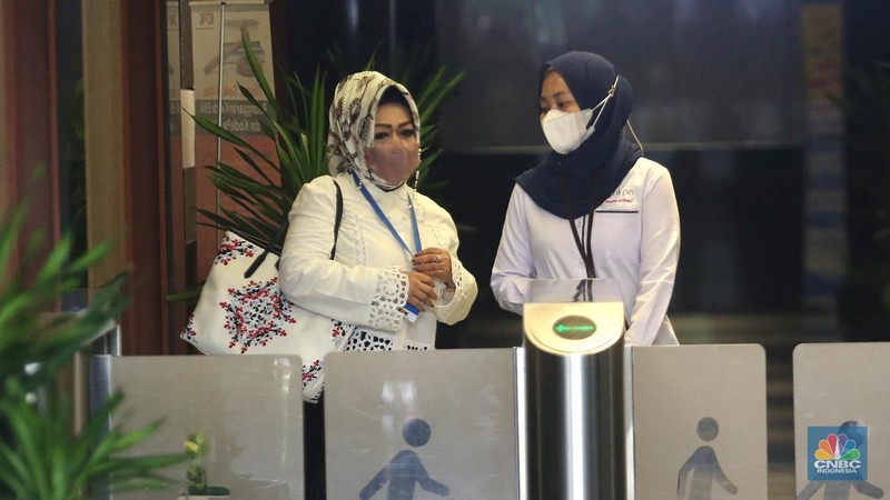 Dinas kesehatan  Lampung, Reihana usai menjalani pemeriksaan di Gedunh Komisi Pemberantasan Korupsi (KPK), Jakarta, Senin, (8/5/2023). (CNBC Indonesia/Muhammad Sabki)